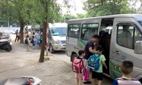 Hiện đa số các trường học thuê xe từ các công ty dịch vụ để đưa đón học sinh (Ảnh minh họa)