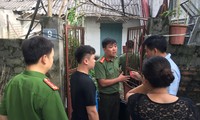 Công an khám nơi ở của đối tượng Nguyễn Khắc Tuấn, nguyên là chuyên viên phòng Khảo thí và quản lý chất lượng, Sở GD&ĐT Hòa Bình. Ảnh: Nguyễn Hoàn