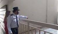 Bảo vệ chỉ hiện trường nơi ông Tín rơi xuống tử vong. Ảnh: CH