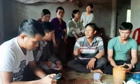 Nhiều người đến chia buồn với gia đình anh Vương