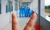 Chị Phương Thi đưa biểu tượng chiến thắng chào đồng nghiệp trong khu cách ly