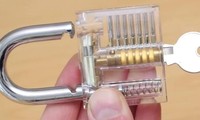 Tại sao chìa khoá ‘vạn năng’ có thể mở nhiều ổ khoá khác nhau?