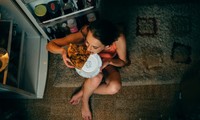 Vì sao càng ăn nhiều vào tối hôm trước, càng thấy đói vào sáng hôm sau?