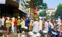 Lễ vật được nhiều người dân Vũng Tàu xếp hàng từ 4h mua để cúng Thần Tài