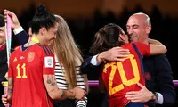 FIFA mở cuộc điều tra về vụ chủ tịch LĐBĐ Tây Ban Nha &apos;cưỡng hôn&apos; cầu thủ