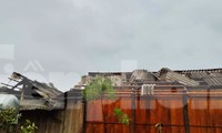 Dông lốc khiến một người mất tích, hàng trăm ngôi nhà bị tốc mái ở Yên Bái