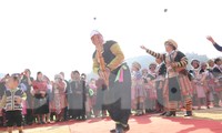 Hàng nghìn người chen chân vui hội Gầu Tào 