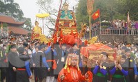 Hàng vạn người xuyên đêm xem tế trâu trắng và rước Mẫu đền Đông Cuông