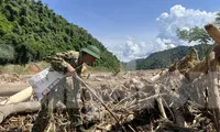 Bới từng gốc cây, lật từng tảng đá tìm người mất tích do lũ quét ở Điện Biên