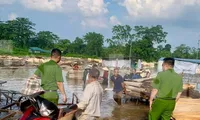 Thủy điện xả lũ khiến nhiều nhà dân, xưởng sản xuất bị ngập lụt