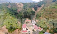 Đổ nát sau mưa lũ, trụ sở xã ở Lào Cai phải trú nhờ trường học