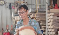 Người thợ cuối cùng của làng nghề chế tác đàn dân tộc