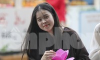 Người dân TPHCM dầm mưa thả hoa đăng, cầu bình an trong ngày rằm tháng Bảy