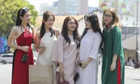 Nườm nượp người dân du xuân dưới tiết trời nắng gắt ở TPHCM 