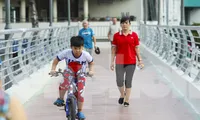 Người dân thích thú trải nghiệm cầu đi bộ qua kênh đẹp nhất TPHCM 