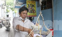 Quán hủ tiếu ở TPHCM hút khách nhờ &apos;chiêu&apos; bán hàng độc lạ