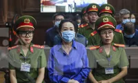 Hình ảnh vợ chồng bà Trương Mỹ Lan tại phiên xét xử giai đoạn 2 vụ Vạn Thịnh Phát
