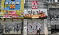Loạt mặt bằng vị trí &apos;vàng&apos; ở TPHCM &apos;cửa đóng then cài&apos;, thành nơi rao vặt