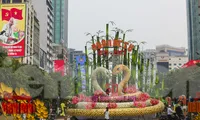 Cận cảnh cặp linh vật rắn khổng lồ ở Đường hoa Nguyễn Huệ