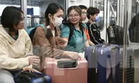 Nườm nượp người lỉnh kỉnh đồ đạc đi metro TPHCM ra bến xe về quê ăn Tết