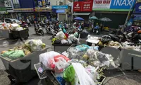 Cận Tết, rác ùn ứ nhiều tuyến đường ở TPHCM