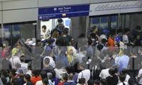 &apos;Biển người&apos; chờ cả tiếng để đi metro TPHCM ngày mùng 3 Tết