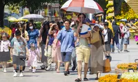 Nắng oi bức, người dân vẫn tranh thủ &apos;check-in&apos; đường hoa Nguyễn Huệ ngày cuối