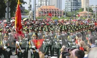Xúc động khoảnh khắc đoàn diễu binh &apos;đi giữa vòng tay nhân dân&apos;