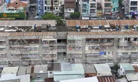 'Chuồng cọp' giăng tầng, khung sắt cố định 'bóp nghẹt' lối thoát ở chung cư TPHCM