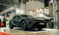 Toyota Crown độ phong cách Ferrari