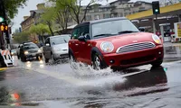 Các tính năng hữu ích hỗ trợ lái xe mùa mưa