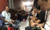 Phụ huynh ở TPHCM xếp hàng xuyên đêm chờ mua hồ sơ vào lớp 1 cho con 