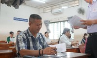 Thí sinh U50 thi tốt nghiệp: Các con ủng hộ tôi học tiếp đại học