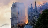 Phần mái của Nhà thờ Đức Bà Paris không còn nguyên vẹn sau vụ cháy