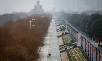 Thành phố Vũ Hán trong những ngày phong tỏa nghiêm ngặt cách đây gần một năm. Ảnh: Getty.