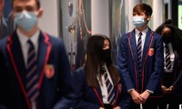 Các học sinh xếp hàng đợi xét nghiệm COVID-19 trong ngày đi học trở lại. Ảnh: Reuters.