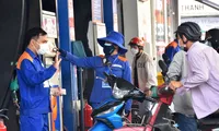 Ngày mai giá xăng dầu đồng loạt tăng?