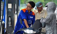 Giá xăng RON 95 giảm nhẹ, dầu đồng loạt tăng