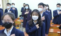 Học sinh THPT Việt Đức chào cờ trong ngày đầu tới trường. Ảnh: Trọng Tài