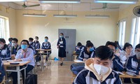 Học sinh lớp 12 Hà Nội đi học trực tiếp đầu tháng 12/2021. Ảnh: Quỳnh Anh