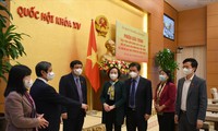 Các đại biểu trao đổi bên lề phiên giải trình. Ảnh: PV