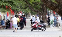 Phe vé hoạt động tích cực bên ngoài sân vận động Việt Trì. Ảnh: Trọng Tài
