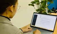 Giới trẻ luôn hứng thú với ứng dụng công nghệ mới. Ảnh: Xuân Tùng