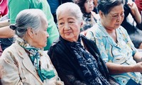 Nghệ sĩ Thiên Kim vui cùng bè bạn tại Viện Dưỡng lão Nghệ sĩ TPHCM. Ảnh: TL 
