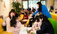 Cty bảo hiểm Sunlife tổ chức cuộc thi vẽ tranh trên lá cây cho trẻ em để thu thập thông tin khách hàng