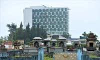 Hàng nghìn ngôi mộ án ngữ ở cửa ngõ ra biển Thiên Cầm gây ảnh hưởng đến việc thu hút du lịch của địa phương này