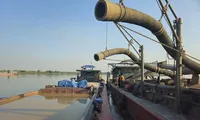 Lực lượng CSGT đường thủy kiểm tra, bắt giữ tàu hút trộm cát trên sông Hồng