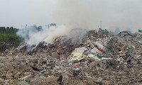 Bãi chất thải cháy nghi ngút khói