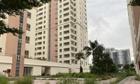 Khu tái định cư Bình Khánh ở TP. Thủ Đức đang có dấu hiệu xuống cấp, cỏ mọc um tùm