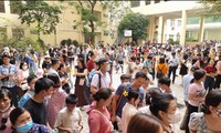 Phụ huynh ở Hà Nội đưa con đi thi. Ảnh: ĐỨC NGUYỄN
